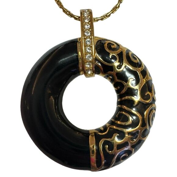 Camrose and Kross Jackie Kennedy “Parisian Circle' Pendant Necklace with Box - Picture 2 of 8